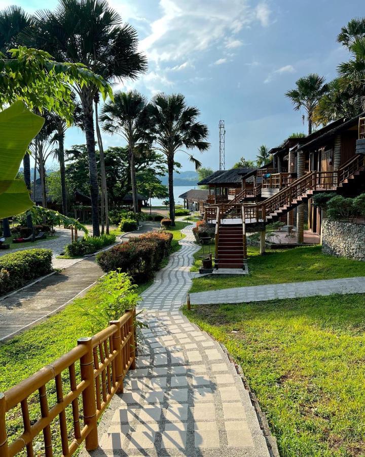 Fridays Puerto Galera Hotell Eksteriør bilde