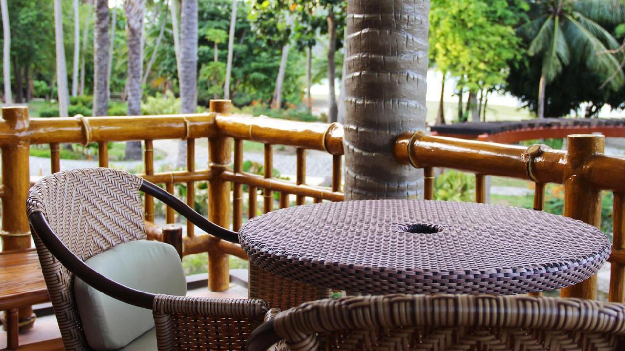 Fridays Puerto Galera Hotell Eksteriør bilde